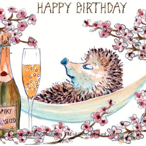 Cartão de FELIZ ANIVERSÁRIO tipo Prosecco de 1966, flor de cerejeira na primavera, ouriço descansando em uma rede, garrafa de espumante. Pode ser personalizado.