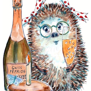 2247 Tarjeta de FELIZ CUMPLEAÑOS de Penblwydd Hapus en galés, erizo con prosecco y tarta galesa con vela. Se puede personalizar
