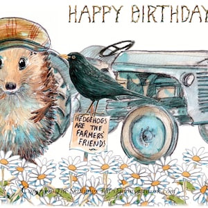 Bauer HAPPY BIRTHDAY Karte.  Ackerbau Igel mit seinem Vintage Traktor und Heugabel und einer Amsel. Kann personalisiert werden. Nr. 2407