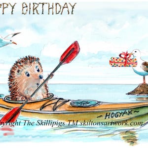 4414 Tarjeta de cumpleaños en kayak Feliz cumpleaños con nuestro erizo deportivo acuático remando en el mar y gaviotas Se puede personalizar.