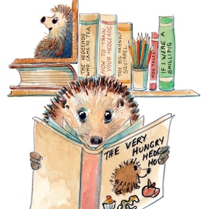 126 Cartão de feliz aniversário de leitura, cartão de leitor de livros, 'The very hungry hedgehog' com estante de livros. Pode ser personalizado.