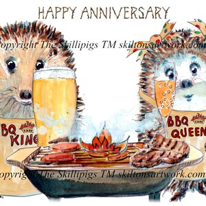 Peut inclure: Illustration à l'aquarelle de deux hérissons célébrant un anniversaire avec un barbecue. L'un est le "BBQ King" et l'autre la "BBQ Queen". L'image comprend un barbecue avec de la nourriture, de la bière et le texte "Happy Anniversary".