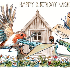 3943 Woodworker Schuppen und Werkzeuge Geburtstagskarte. Alles Gute zum Geburtstag wünscht. Rotkehlchen mit Holzbearbeitungswerkzeug, Hobel und Bohrer. Kann personalisiert werden.