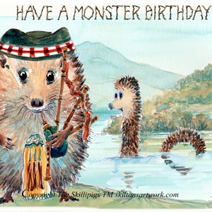 3117 Nessie JOYEUX ANNIVERSAIRE Carte écossaise, anniversaire de monstre, monstre écossais du Loch Ness, Nessie et cornemuse. Peut être personnalisé