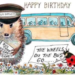 3952 Rodas no ônibus giram e giram cartão de aniversário ônibus vintage ou coach com motorista ouriço. Cartão de título de música. Pode ser personalizado.