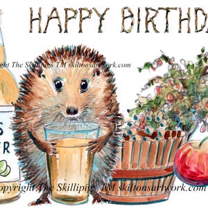 Könnte beinhalten: Aquarellillustration mit dem Text "HAPPY BIRTHDAY". Ein Igel hält ein Glas Apfelwein neben einer Flasche "HOG'S CIDER". Ein Holzeimer mit Beeren, ein roter Apfel und ein Marienkäfer vervollständigen die Szene.