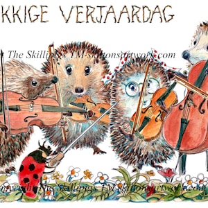 Könnte beinhalten: Eine skurrile Aquarellillustration mit Igeln, die Streichinstrumente spielen. Der Text "GELUKKIGE VERJAARDAG" steht oben. Ein Marienkäfer ist ebenfalls vorhanden. Das Kunstwerk ist vor einem weißen Hintergrund mit floralen Akzenten.
