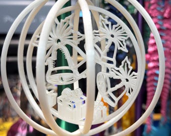 Adorno navideño giratorio de campanas y regalos