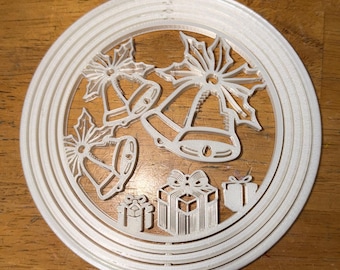 Adorno navideño giratorio de campanas y regalos - 13,3 cm de ancho