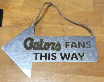 Letrero metálico de pared con flecha para aficionados de los Gators