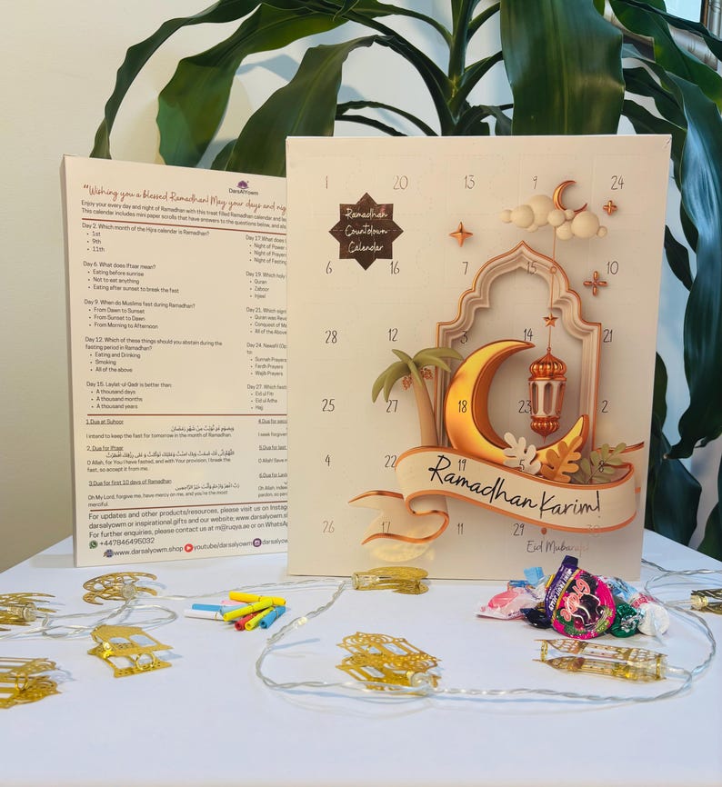 Pu&ograve; includere: Un calendario del conto alla rovescia del Ramadan con una luna crescente dorata, una lanterna e le parole "Ramadhan Karim!". Il calendario ha un design 3D con numeri ed elementi decorativi. Un elenco di domande &egrave; a sinistra.
