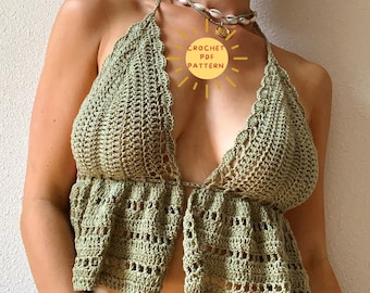 Op de afbeelding: Een groene gehaakte haltertop met een gerimpelde zoom. De top is aan de hals gebonden en heeft een diepe V-hals. De tekst "CROCHET PDF PATTERN" is zichtbaar in de afbeelding.
