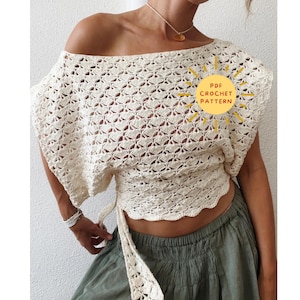 Può includere: Un top all'uncinetto color crema con spalle scoperte, orlo smerlato e dettaglio a fiocco in vita. Una grafica circolare gialla riporta il testo PDF CROCHET PATTERN con linee radianti che ricordano un sole.