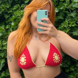 Puede incluir: Top de bikini rojo de crochet con girasoles bordados amarillos. El top tiene tirantes ajustables y un estilo de cuello halter.