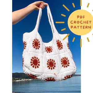 Op de afbeelding: Witte gehaakte tote bag met bruine bloemetjesontwerpen. PDF haakpatroon.