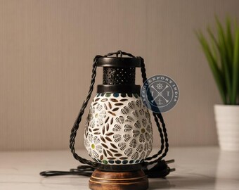 Lampada da tavolo in metallo realizzata a mano: arredamento rustico vintage
