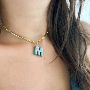 Gargantilla elegante con inicial, collar con letra inicial, gargantilla moderna, colgante de mármol, regalos únicos para ella, piedra sintética