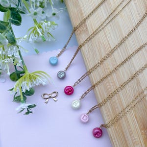 Collar inicial, regalo de Navidad, collar de arcilla, regalo de maestro, regalo de madre, regalo de mejor amigo, collar con la primera letra del nombre, regalo de pareja.