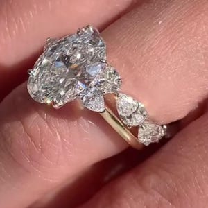 2.50 CT Oval Cut Moissanite Brautring Set, drei Stein Ehering Set Trilogy Style Verlobungsring mit passendem Eternity Band