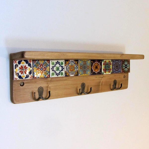 Llavero de azulejo mexicano con estante: Madera reciclada, ganchos de bronce. Elija el tamaño: 20-70 cm.
