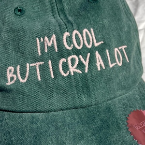 Bestickte retrogrüne Vintage Cap mit Text „I’m cool but I cry a lot“ in altrosa | Unisex Dad Hat | Bestickte Kappe | 100% Baumwolle