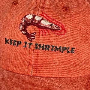 Bestickte Vintage Cap mit Shrimp und olivgrünem "keep it shrimple" Schriftzug | fuchsrot | Unisex Dad Hat | Bestickte Kappe | 100% Baumwolle