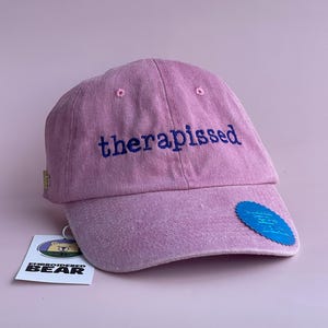 Bestickte Vintage Cap mit royal-blauem Schriftzug - "therapissed" | altrosa| Unisex Dad Hat | Bestickte Kappe | 100% Baumwolle