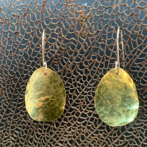 Oval hammered disc earrings