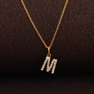 Collar elegante con letra M, colgante con inicial M pavimentada, colgante de oro amarillo macizo de 14 k con cadena, colgante con letra M de diamante, colgante de regalo para ella