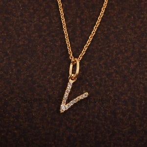 Collar con inicial V pavimentada, colgantes de oro de 14k con alfabeto de diamantes, medallones para mujer, colgante en forma de V con cadena de eslabones, colgante de oro con la letra "V".