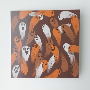 Cartão de fantasmas fofos, cartões fofos para o Halloween, festa de fantasmas e fantasmas, cartão feito à mão, cartão postal para o Halloween