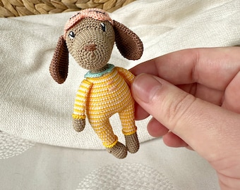 Chien miniature en cadeau pour chiot au crochet fait main en pyjama