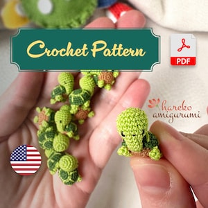 Puede incluir: Patrón de crochet para una pequeña tortuga amigurumi verde. El patrón está disponible para descargar en PDF. La imagen muestra varias tortugas terminadas en una mano.