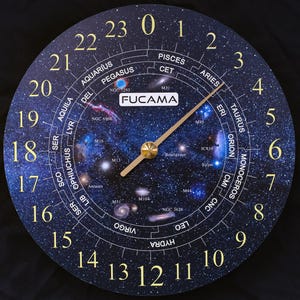 Puede incluir: Un reloj de pared redondo con un diseño de cielo estrellado. La esfera del reloj presenta constelaciones, números y la marca "FUCAMA". Las manecillas del reloj son doradas. El reloj mide aproximadamente 30 cm de diámetro.