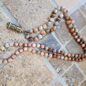 Collana tibetana con pietra del sole e agata di fuoco - Ciondolo placcato in ottone con mantra sacro con carta nepalese vintage
