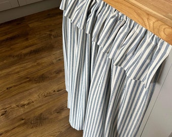 青いストライプ柄のカウンター下カーテン（フリル付き）、食器棚カーテン、またはシンクスカート