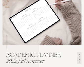 Puede incluir: Una agenda digital blanca con un borde negro, abierta en una página con una vista general del calendario para septiembre, octubre, noviembre y diciembre. La agenda está etiquetada como "2022 Fall Semester" y "Overview".
