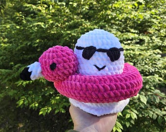 Virkat spöke med solglasögon, flamingo, flytande present till Halloween-älskare av Summerween, läskig söt dekoration
