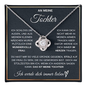 Könnte beinhalten: Eine silberne Halskette mit einem Kristallknoten-Anhänger kommt in einer schwarzen Schachtel mit einer herzlichen Botschaft an eine Tochter. Die Botschaft lautet: "AN MEINE Tochter. ICH SCHLOSS DIE AUGEN, UND AUS MEINEM KLEINEN MÄDCHEN WURDE PLÖTZLICH EINE WUNDERVOLLE FRAU. ICH KANN DICH NICHT MEHR IN MEINEN ARMEN TRAGEN ABER DAFÜR WERDE ICH DICH IMMER IM HERZEN TRAGEN. DU HAST MIR SO VIELE GRÜNDE GEGEBEN, STOLZ AUF DIE FRAU ZU SEIN, DIE DU GEWORDEN BIST. DOCH AM STOLZESTEN BIN ICH, WENN ICH ANDEREN SAGEN KANN: DAS IST MEINE TOCHTER! Ich werde dich immer lieben."