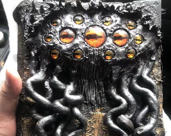 raro accesorio de cthulhu Necronomicon