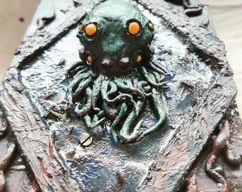 raro accesorio de cthulhu Necronomicon