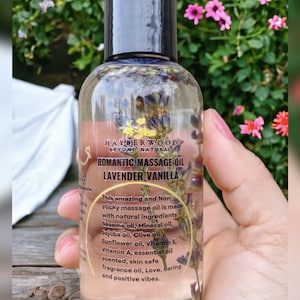 Pu&ograve; includere: Una bottiglia di vetro trasparente di olio da massaggio alla lavanda e alla vaniglia con fiori di lavanda essiccati all'interno. L'etichetta della bottiglia riporta "HAYBERWOOD BEYOND NATURAL ROMANTIC MASSAGE OIL LAVENDER VANILLA". L'etichetta elenca anche gli ingredienti: olio di sesamo, olio minerale, olio di jojoba, olio d'oliva, olio di girasole, vitamina E, vitamina A, olio essenziale profumato, olio di fragranza sicuro per la pelle, amore, cura e vibrazioni positive.
