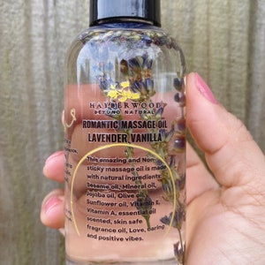 Pu&ograve; includere: Una bottiglia di vetro trasparente con un tappo nero riempita di un olio da massaggio giallo chiaro. La bottiglia ha un'etichetta che recita "HAYBERWOOD BEYOND NATURAL ROMANTIC MASSAGE OIL LAVENDER VANILLA". L'etichetta include anche una descrizione degli ingredienti e dei benefici dell'olio.