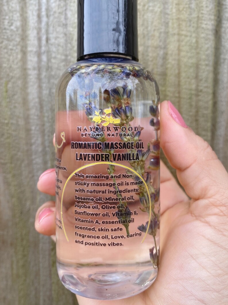 Pu&ograve; includere: Una bottiglia di vetro trasparente con un tappo nero riempita di un olio da massaggio giallo chiaro. La bottiglia ha un'etichetta che recita "HAYBERWOOD BEYOND NATURAL ROMANTIC MASSAGE OIL LAVENDER VANILLA". L'etichetta include anche una descrizione degli ingredienti e dei benefici dell'olio.