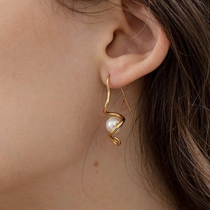 pearl earrings, gold earrings ,elegant earrings,Delicate earrings,Elegant and gentle,Gifts for Her.