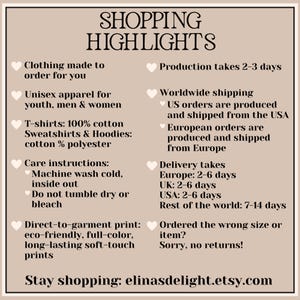 Op de afbeelding: Een beige afbeelding met de tekst "SHOPPING HIGHLIGHTS" en opsommingstekens met details over kledingproductie, wasvoorschriften en printmethoden. De tekst vermeldt ook wereldwijde verzending en de Etsy-URL van de winkel.