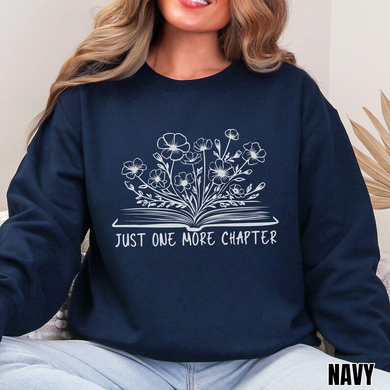 Sudadera con capucha "Just One More Chapter", diseño floral, ideal para amantes de los libros, ideal como regalo para lectores, suéter acogedor para leer, ropa para ratones de biblioteca. imagen 3