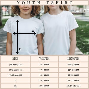 Op de afbeelding: Twee jonge mensen dragen witte t-shirts. De afbeelding bevat een maattabel met afmetingen voor jeugd-t-shirts, inclusief breedte en lengte in inches en centimeters. De tabel geeft maten van XS tot XL weer.