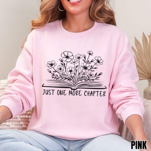 Sudadera con capucha "Just One More Chapter", diseño floral, ideal para amantes de los libros, ideal como regalo para lectores, suéter acogedor para leer, ropa para ratones de biblioteca. imagen 2