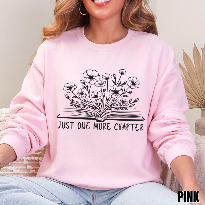Sudadera con capucha "Just One More Chapter", diseño floral, ideal para amantes de los libros, ideal como regalo para lectores, suéter acogedor para leer, ropa para ratones de biblioteca. imagen 2